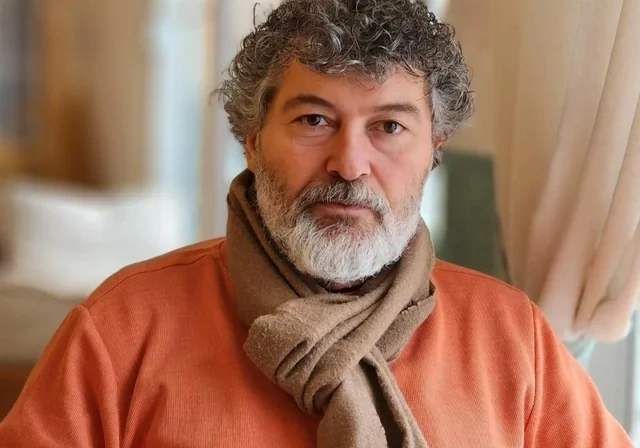 "Nəşriyyatlar yalnız özlərinin gəliri haqqında düşünürlər" - Niyə yazıçılar öz kitablarını küçədə satmalı olurlar?