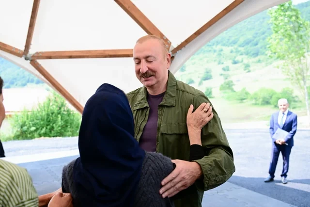 Prezident Kiçik Qaladərəsində görülən işlərlə tanış olub və kəndə qayıdan sakinlərlə görüşüb - FOTO