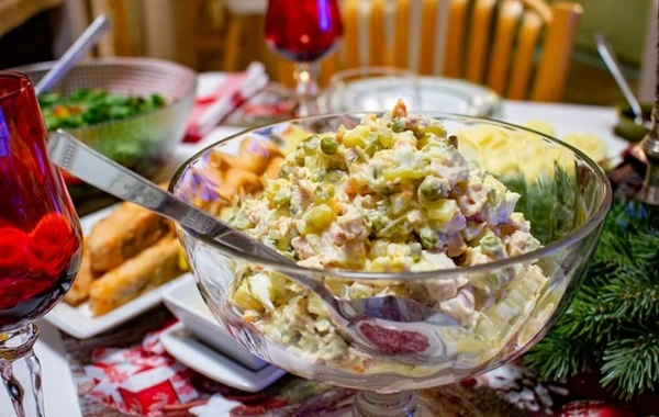 Yeni il gecəsinin məşhur "Olivye" salatını hansı spirtli içki ilə qarışdırmaq olmaz? - XƏBƏRDARLIQ