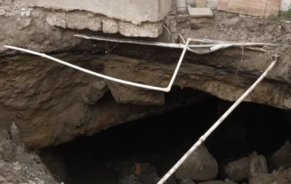 Kanalizasiya kollektorunun üzərində tikilən təhlükəli evlər: Əhmədli sakinlərin problemi - VİDEO