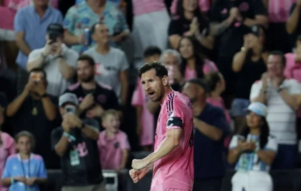 Messi Peleni qabaqladı - VİDEO