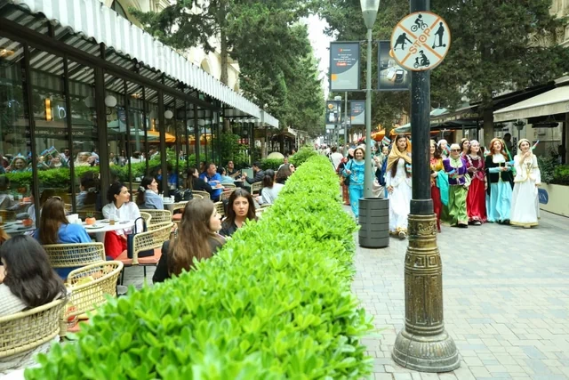 Bakının mərkəzində milli geyimlərdə gəzinti-yürüş təşkil olunub