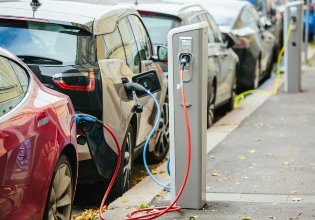 Şok statistika: Elektromobil bazarında geriləmə başladı - Ekspertlər səbəbləri açıqladılar - FOTO