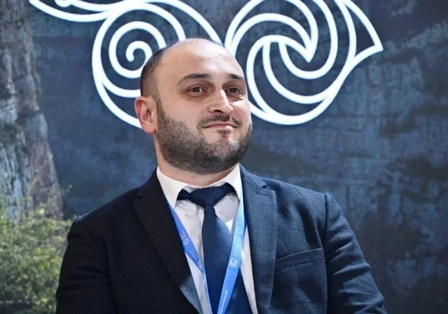 Sosial şəbəkə istifadəsində YENİ QAYDALAR: Cihaz almaqla iş bitmir - FOTO