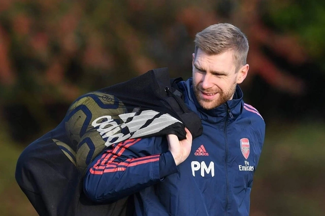 "Arsenal"ın keçmiş müdafiəçisi klubdakı vəzifəsindən ayrılır