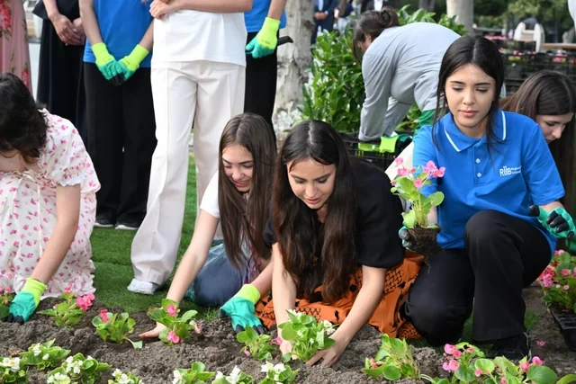 Leyla və Arzu Əliyevalar Bakı Bulvarında mövsümi güllərin əkilməsi aksiyasında iştirak ediblər - FOTO