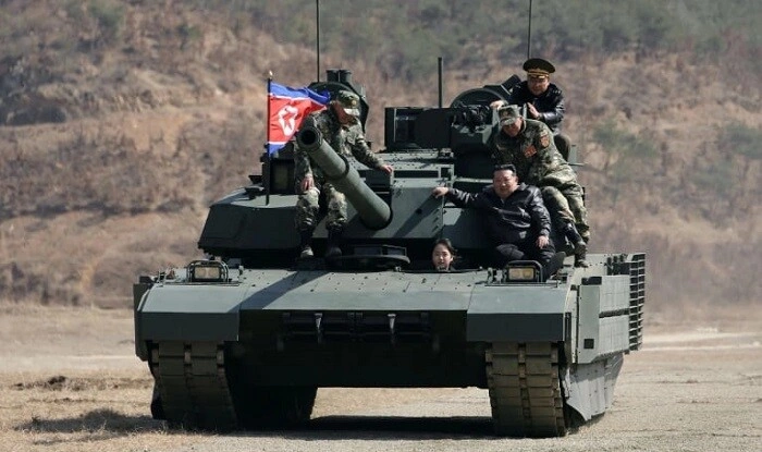 Şimali Koreya yeni tankını təqdim etdi - Foto