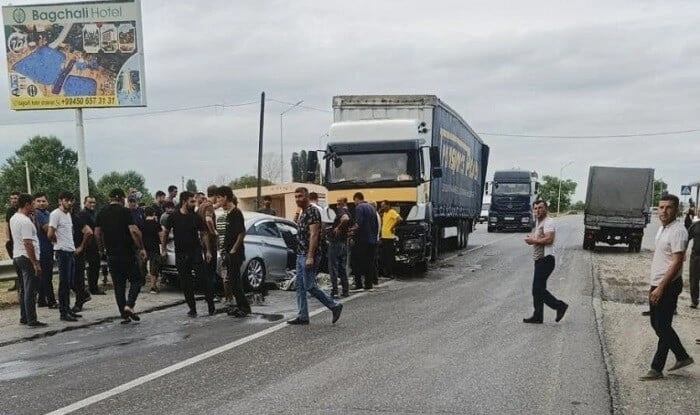 “Hunday” yük maşını ilə toqquşdu: ölən var - Foto