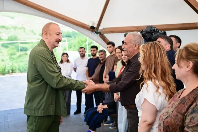 Prezident Kiçik Qaladərəsində görülən işlərlə tanış olub və kəndə qayıdan sakinlərlə görüşüb - FOTO