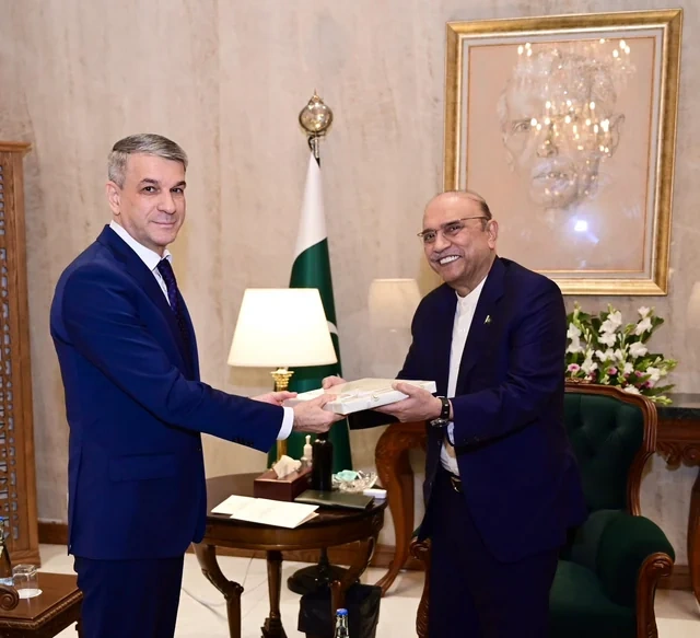 Azərbaycanın yeni səfiri etimadnaməsini Pakistan prezidentinə təqdim edib - Foto