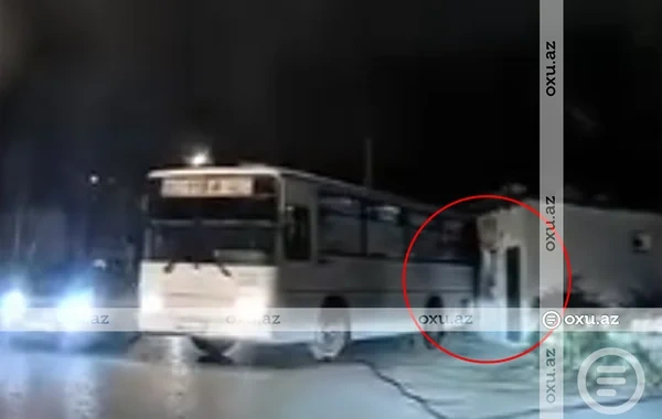 Bakıda sərnişin avtobusu yarımçıq tikiliyə çırpıldı - ANBAAN VİDEO