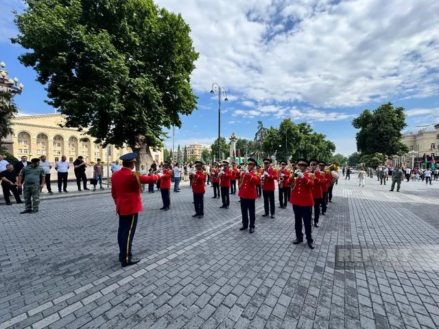 Naxçıvan, Gəncə və Sumqayıtda Azərbaycan Ordusunun 108 illiyi münasibətilə hərbi yürüşlər keçirilir - FOTO