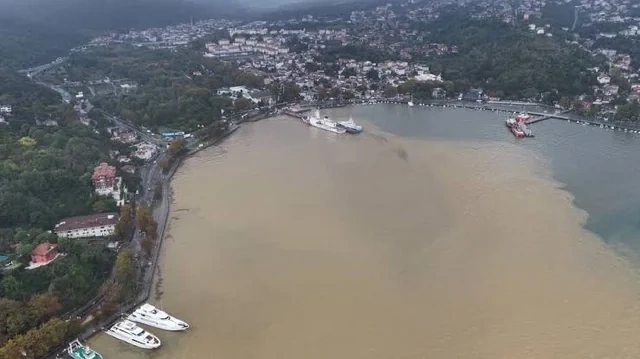 Türkiyə paytaxtında güclü yağışlar: İstanbul boğazının rəngi dəyişdi - Foto/Video