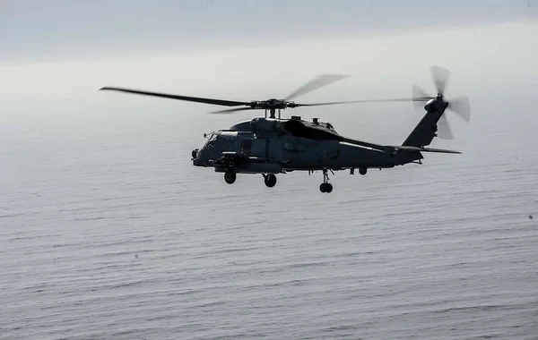 Ərəbistan dənizində ABŞ hərbi helikopteri qəza enişi etdi: Bir nəfər itkin düşüb