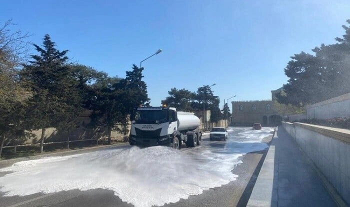 Bakıda küçələr yuyuldu - Foto