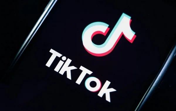 "TikTok"da qadından hədiyyə alan kişi arvadının qolunu sındırdı