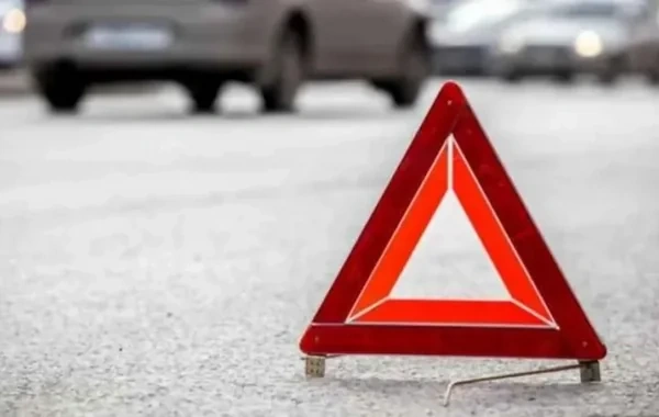 Bakıda ağır qəza: Diqqəti yoldan yayınan sürücü maşını avtobusa çırpdı - VİDEO