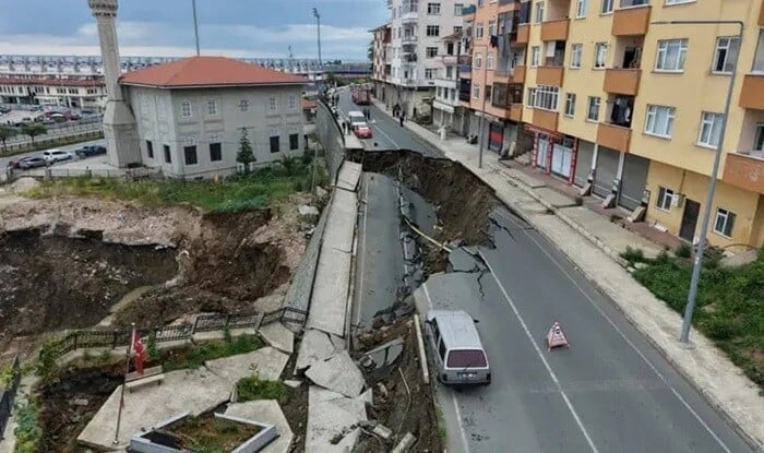 Türkiyədə yol çökdü, 3 bina sakinləri təxliyə edildi - Video