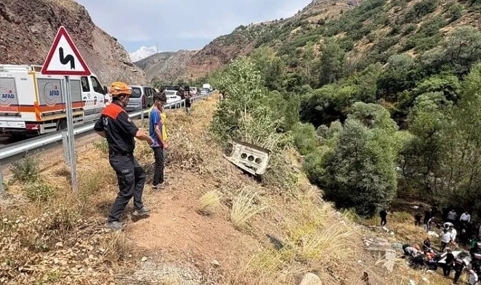 Mikroavtobus dərəyə aşdı: 4 ölü, 10 yaralı - Foto