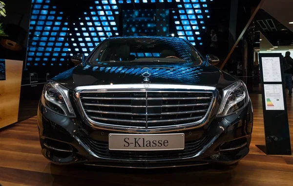 Çində inanılmaz hadisə: Ölən qohumunun yanına "Mercedes" basdırdı
