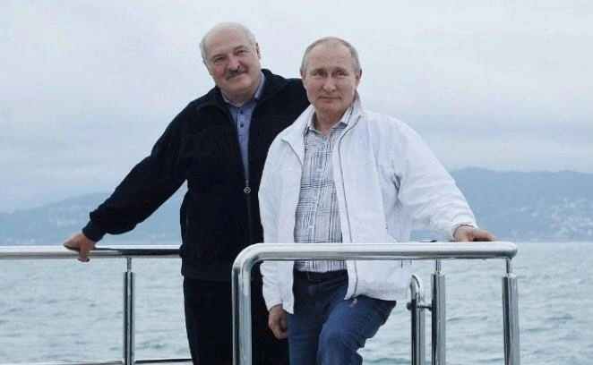 Putinlə qardaş kimiyik - Lukaşenko