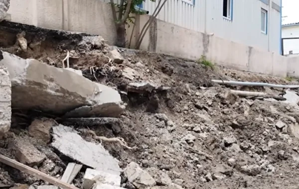 Bakıda divar uçdu, avtomobillər əzildi - VİDEO