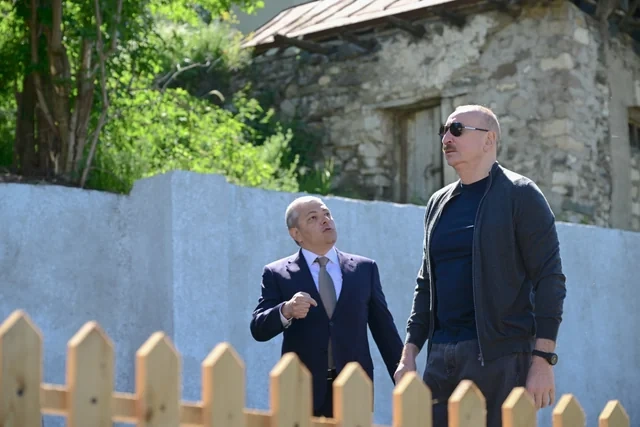 İlham Əliyev Şuşanın Böyük Qaladərəsi kəndində görülən işlərlə tanış olub, sakinlərlə görüşüb