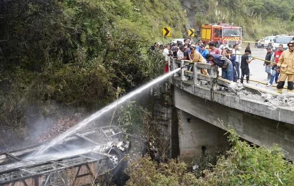 Ekvadorda avtobus uçurumdan düşərək yandı: 14 ölü, xeyli yaralı var - FOTO - VİDEO