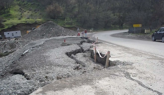 Daşkəsəndə avtomobil yolu çökdü