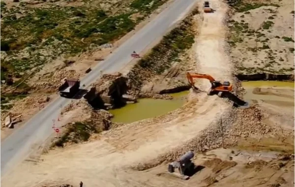 Bakıda sel sularının qəzalı vəziyyətə saldığı yolda son vəziyyət - VİDEO