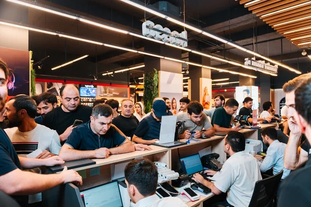 "Kontakt"da "iPhone 18 Pro" seriyasına axın: Dördüncü il ardıcıl satış rekordu