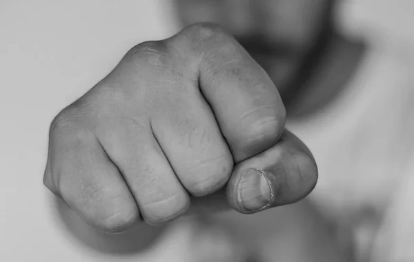Ata övladları ilə birlikdə qızıla görə bacısı oğlunu döydü - MƏHKƏMƏ