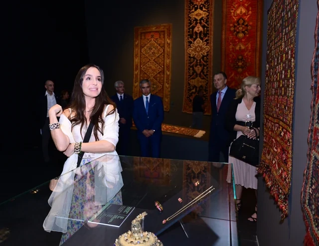 Leyla Əliyeva Budapeştdə "Azərbaycan xalçaları – ənənədən müasir incəsənətə" sərgisinin təqdimatında iştirak edib - FOTO