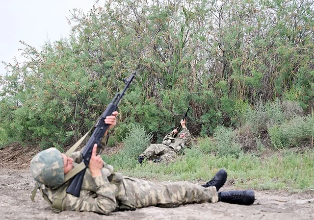 Hərbi vəzifəlilərlə təlim toplanışı keçirilib - FOTO