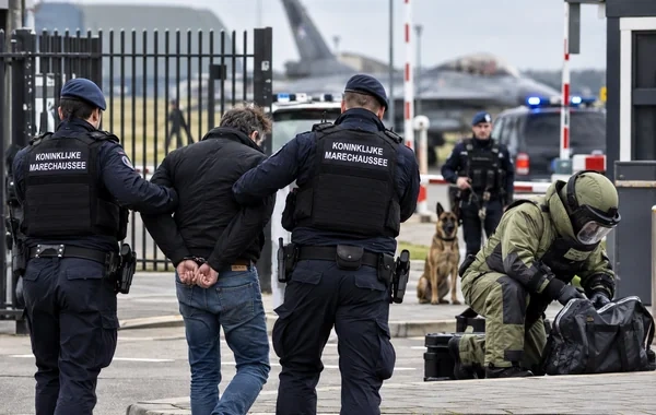 Niderlandda aviabazanı partlatmaqla hədələyən şəxs saxlanıldı