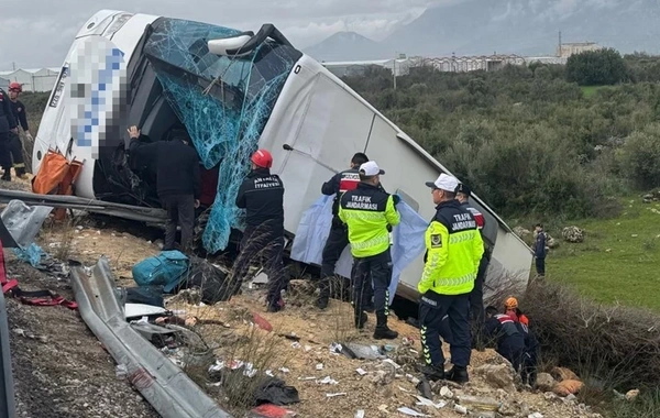 Antalyada sərnişin avtobusu dərəyə aşdı: Səkkiz ölü, 26 yaralı