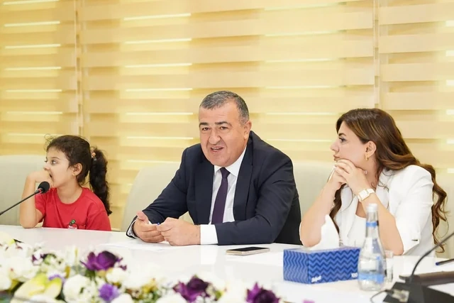 Xətai rayonunda ali məktəblərə qəbul olmuş və birinci sinfə başlayacaq şəhid övladları ilə görüş keçirilib
