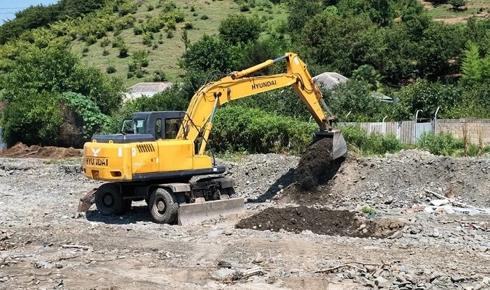 Zaqatalada dağ çaylarına ağır texnika cəlb edildi - Foto
