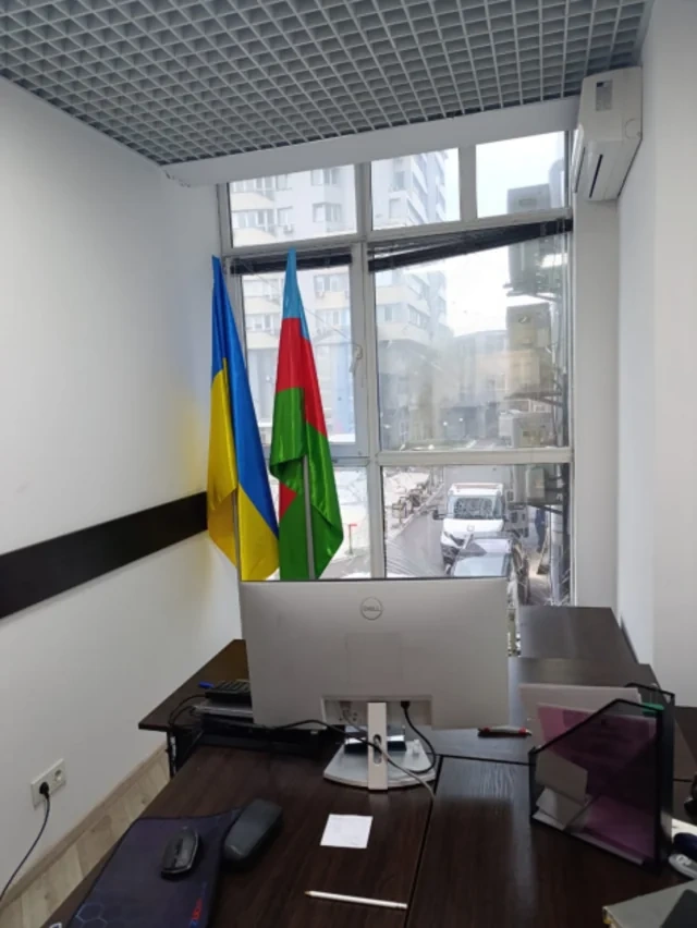 Rusiyanın Kiyevə hücumu zamanı Azərbaycan təşkilatının ofisinə ziyan dəydi - Foto