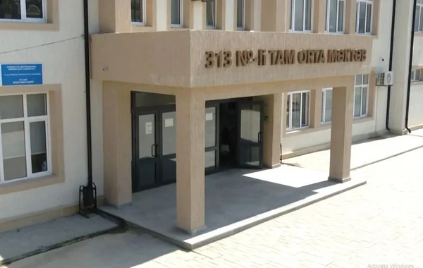 Bakıda məktəb qalmaqalı: Valideynlər övladlarının kənarlaşdırıldığını iddia edirlər - VİDEO