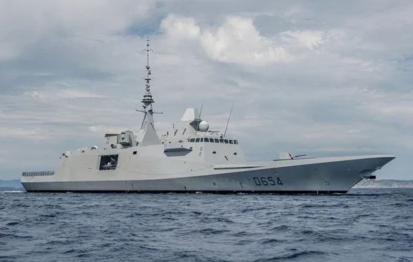 Fransa hərbi gəmisi göyərtəsində britaniyalı siyasətçinin olduğu gəmiyə xəbərdarlıq atəşi açıb