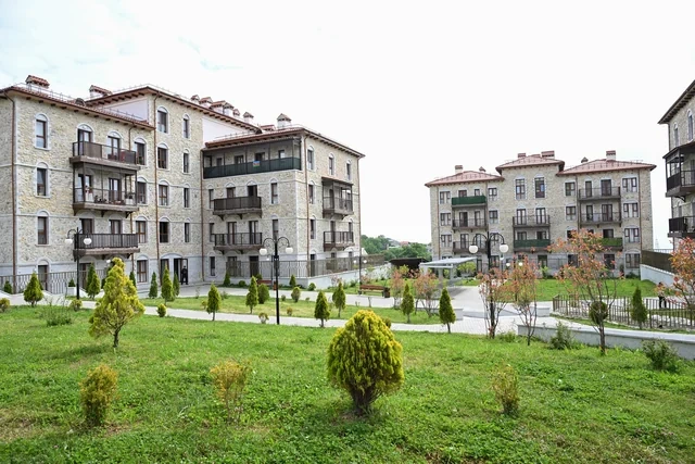 İlham Əliyev Sərdar Berdiməhəmmədov Şuşa şəhərində inşa edilmiş birinci yaşayış kompleksində olublar - FOTO