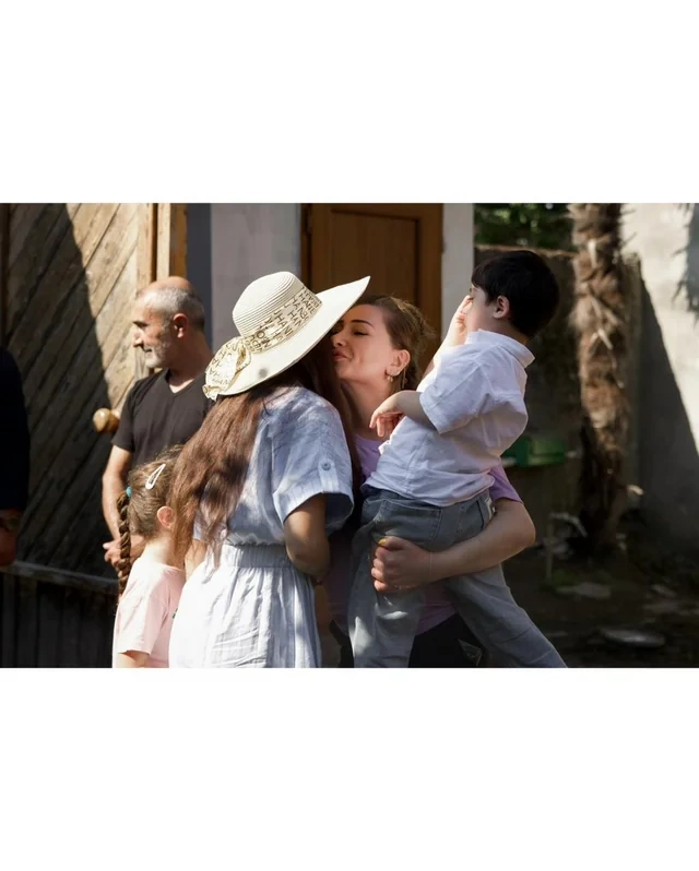 Leyla və Arzu Əliyevalar Lənkəranda yerli sənətkarın yaradıcılığı ilə tanış olublar