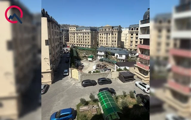 Yaşayış kompleksinin həyətini hasarlayıb villa tikirlər? - "Bəy Mamed"ə qarşı ittihamlar - FOTO