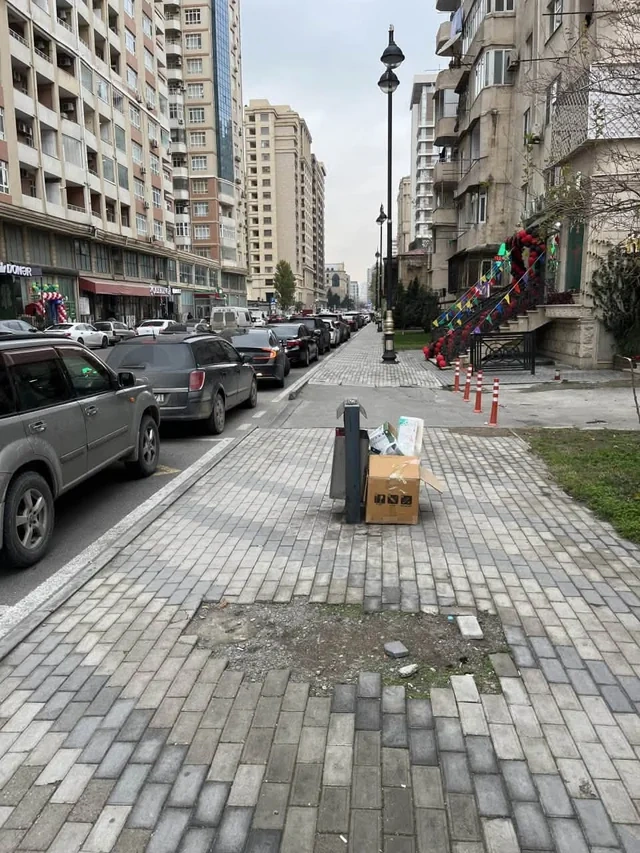 Xətai rayonunda səkidə olan zibil qabları yığışdırılıb - Səbəbi AÇIQLANDI