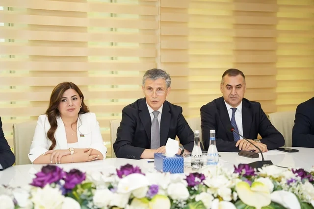 Xətai rayonunda ali məktəblərə qəbul olmuş və birinci sinfə başlayacaq şəhid övladları ilə görüş keçirilib