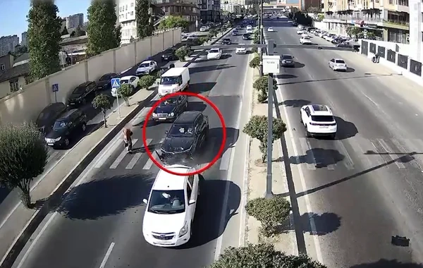 Bakıda sürücünün diqqətsizliyi piyada keçidində faciəyə səbəb olacaqdı - VİDEO