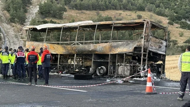 Türkiyədə dəhşətli avtobus qəzası: Həyat yoldaşını xilas etdi, özü isə doqquz aylıq körpəsi ilə can verdi - FOTO - VİDEO