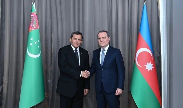 Ceyhun Bayramov Rəşid Meredovla görüşdü