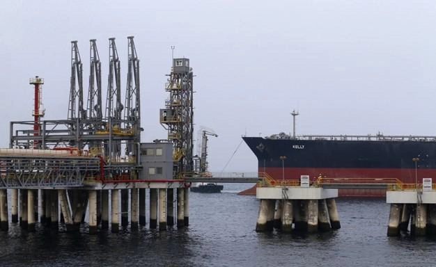 Omanın Duqm limanında yanacaq çəni vuruldu